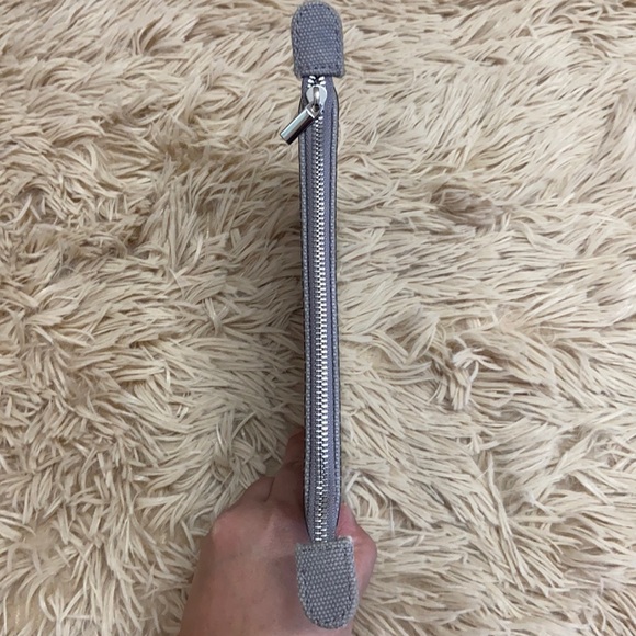 Fondation Louis Vuitton Grey Zipper Pouch - Picture 3 of 8